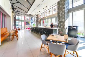 un restaurant avec des tables et des chaises et un bar dans l'établissement Stylish Stay in the Heart of Miami - Walk to Bayside & Bayfront Park, à Miami