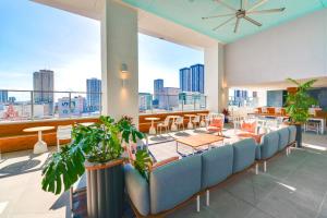 une chambre avec des chaises, des tables et une grande fenêtre dans l'établissement Stylish Stay in the Heart of Miami - Walk to Bayside & Bayfront Park, à Miami
