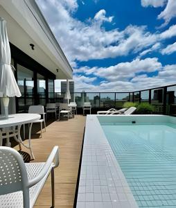 a swimming pool on the roof of a building at LiNDO Studio, com garagem e Ar Condicionado in Curitiba