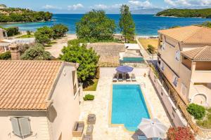 una vista aerea di una casa con piscina di Villa Barbaro by Villa Plus ad Ágios Stéfanos