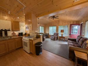 Χώρος καθιστικού στο Wolf Point Cabin in Boulder Junction WI