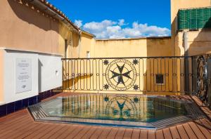 The swimming pool at or close to Hotel Cort