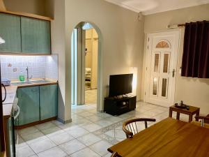 A kitchen or kitchenette at Ira Apartments