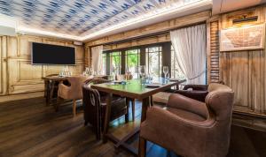 A television and/or entertainment centre at Hotel Cort