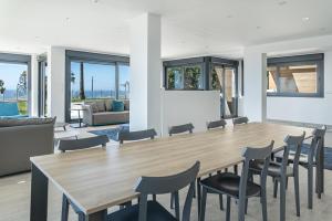 a conference room with a wooden table and chairs at Casa Vista Azul la Herradura Punta de la Mona in Almuñécar