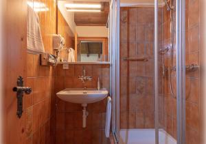 Koupelna v ubytování Madrisa Lodge + 37 fotografií