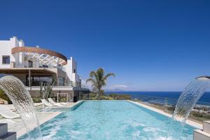 Bazén v ubytovaní Villa Belle, Where Sea Views Meet Sunset Magic by etouri alebo v jeho blízkosti