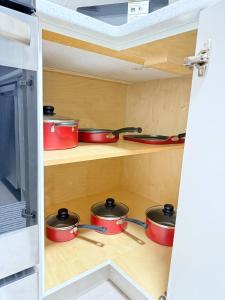 Una fila de ollas y sartenes en un estante de una cocina. en Range View Retreat/2BR Suite, en Shepard