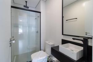 a bathroom with a toilet and a sink and a shower at SPA - Studios incríveis em Floripa-SC in Florianópolis +21 photos