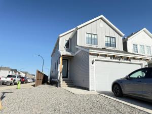 una casa con un coche aparcado en una entrada en Range View Retreat/2BR Suite, en Shepard