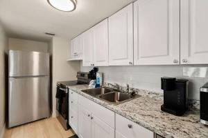 Η κουζίνα ή μικρή κουζίνα στο Spacious Zephyrhills Duplex #1