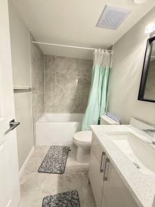 Un baño con bañera, inodoro y lavabo. en Range View Retreat/2BR Suite, en Shepard