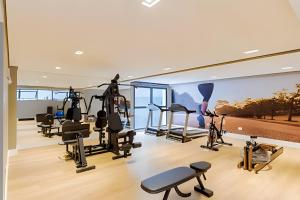a gym with treadmills and exercise equipment in a house at Novinho, Lindo e Moderno C/ Ar Cond. in Curitiba