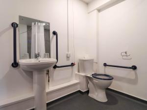 ニュートン・アボットにあるThe Babbling Brook Nook at Harcombe Houseのトイレと洗面台付きのバスルーム +64枚の写真