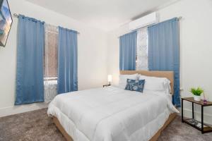 Ένα ή περισσότερα κρεβάτια σε δωμάτιο στο Charming 2-Bedroom Home Lakeland