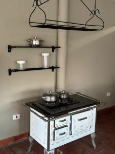 una stufa con due padelle sopra di Casa Região Privilegiada próx. ao Centro e Clube Campo. a Joanópolis