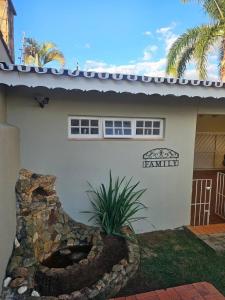 una casa con un muro di pietra di fronte di Casa Região Privilegiada próx. ao Centro e Clube Campo. a Joanópolis