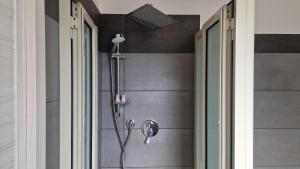 eine Dusche mit Duschkopf in einem Badezimmer in der Unterkunft Giully's Rooms in Catania