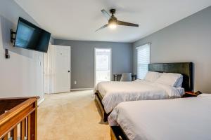 een slaapkamer met twee bedden en een plafondventilator bij Family Retreat with Fenced Yard in Woodbridge! in Woodbridge +30 foto's