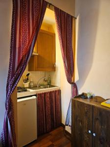 A kitchen or kitchenette at La Luna nel Borgo