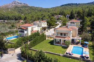 Bazén v ubytování Villa Athena Springs by Villa Plus nebo v jeho okolí