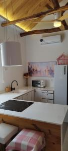 una cucina con lavello e frigorifero di Balcón de Granada Skyline a Las Gabias