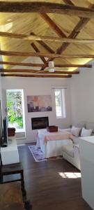 un soggiorno con un letto e un divano di Balcón de Granada Skyline a Las Gabias