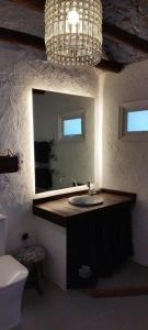 un bagno con lavandino e specchio di Balcón de Granada Skyline a Las Gabias