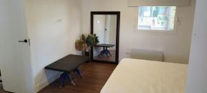 una stanza con tavolo, specchio e tavolo di Balcón de Granada Skyline a Las Gabias Altre 12 foto