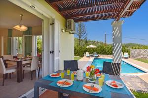 The swimming pool at or close to Villa Apollo Springs by Villa Plus