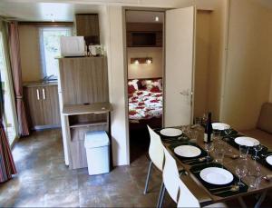 Kuchyňa alebo kuchynka v ubytovaní De Pujol Greenchalets Argeles sur Mer