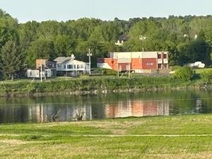 a group of houses next to a body of water at Motel Le Villageois Du Lac in Saint-Francois-du-Lac