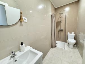un bagno con lavandino, WC e specchio di STUDIOS XL & XL plus a Costa da Caparica Altre 92 foto