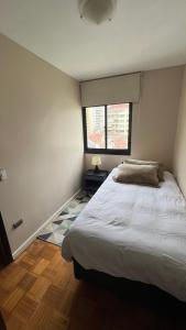 a bedroom with a large bed and a window at Habitación central Viña Centro, barrio Poniente in Viña del Mar