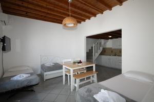 Camera con 2 letti e un tavolo con una scrivania di Madres Houses a Mykonos Città
