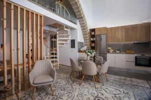 une cuisine et une salle à manger avec une table et des chaises dans l'établissement Nouvelle15 Cozy House with Private Pool, à Koskinou