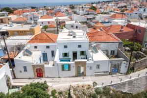 vue aérienne d'une ville aux maisons blanches dans l'établissement Nouvelle15 Cozy House with Private Pool, à Koskinou