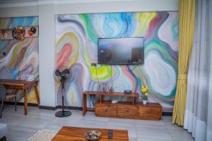 Televisyen dan/atau pusat hiburan di Glam Accomodations Bukoto