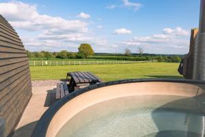 Bazén v ubytování Saxon Meadow by Wigwam Holidays nebo v jeho okolí