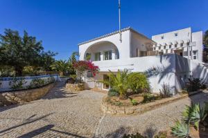 a white building with plants in front of it at Villa Casa Marinheiro by Villa Plus in Praia do Carvoeiro