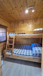 ダルウォボにあるDomki Forest sauna jacuzzi balia Darłowo Darłówko Ruskoの丸太小屋の二段ベッドが2つある寝室 +101枚の写真