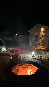 un focolare nel mezzo di un cortile di notte di Moray pansiyon a Bademli