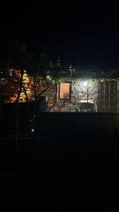una vista di una casa di notte con luci di Moray pansiyon a Bademli