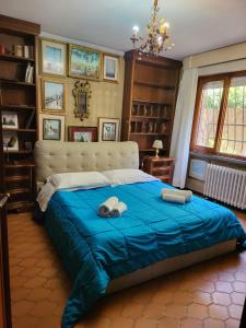 een slaapkamer met een groot bed met blauwe lakens bij Gabri House Art gallery b&b in Lucca