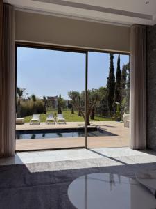 Bazén v ubytování Villa maymouna nebo v jeho okolí