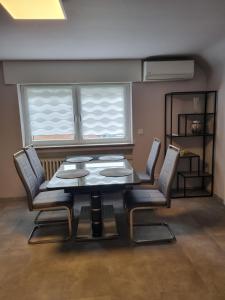 a dining room with a table and chairs and a window at Appartement im weißen Haus in Moers
