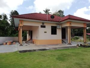 Kota BharuにあるUMARI WEDDING HOMESTAY & SPA CONCEPT in KOTA BHARUの赤い屋根の小さな家