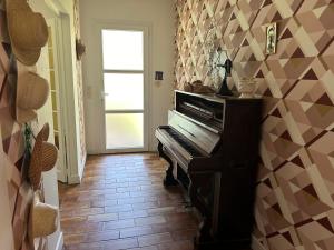 a hallway with a piano in a room at Maison de vacances Bazas in Lignan-de-Bazas