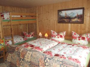 a bedroom with two beds and a bunk bed at Zum Hecht in Herrnhut