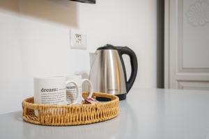 Příslušenství pro přípravu čaje a kávy v ubytování Sa Domu Colorada- Eleganza e comfort nel centro di Villasimius